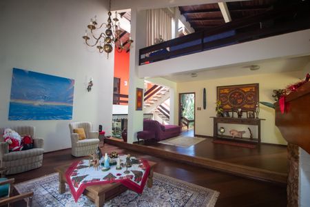 Casa à venda com 940m², 4 quartos e 6 vagas Casa à venda com 940m², 4 quartos e 6 vagasSala