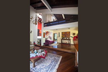 Casa à venda com 940m², 4 quartos e 6 vagas Casa à venda com 940m², 4 quartos e 6 vagasSala