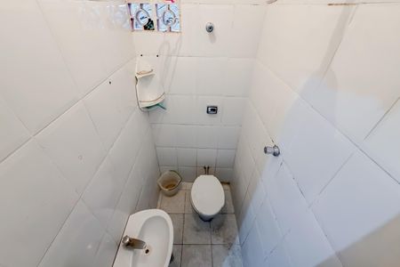 Banheiro de kitnet/studio para alugar com 1 quarto, 28m² em Liberdade, São Paulo