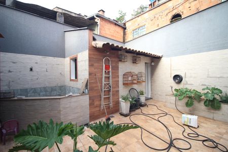 Casa à venda com 180m², 3 quartos e 4 vagasQuintal