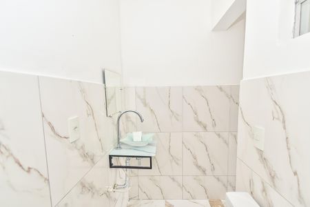 Banheiro de kitnet/studio para alugar com 1 quarto, 28m² em Liberdade, São Paulo