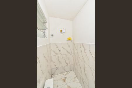 Banheiro de kitnet/studio para alugar com 1 quarto, 28m² em Liberdade, São Paulo