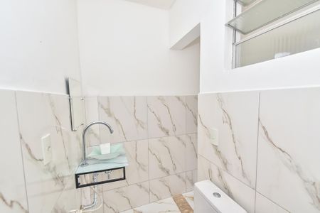 Banheiro de kitnet/studio para alugar com 1 quarto, 28m² em Liberdade, São Paulo