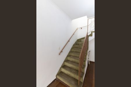 Casa à venda com 120m², 2 quartos e 2 vagasEscada