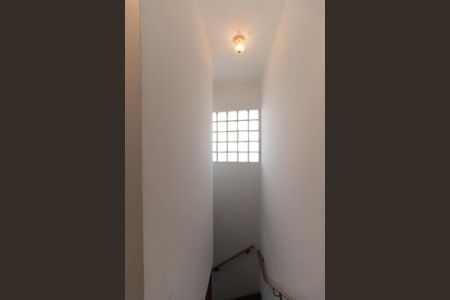 Casa à venda com 120m², 2 quartos e 2 vagasEscada