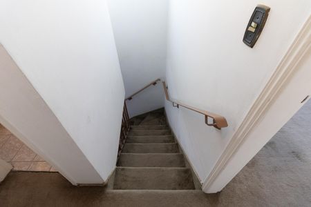 Casa à venda com 120m², 2 quartos e 2 vagasEscada