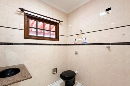 Casa à venda com 216m², 2 quartos e 2 vagasBanheiro Social