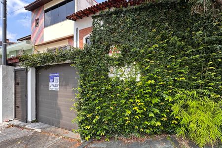 Casa à venda com 216m², 2 quartos e 2 vagasFachada