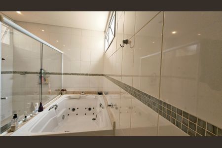 Casa de condomínio para alugar com 313m², 5 quartos e 6 vagas