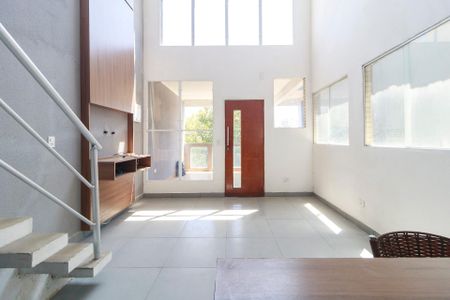 Sala de casa para alugar com 2 quartos, 140m² em Jardim Casablanca, São Paulo