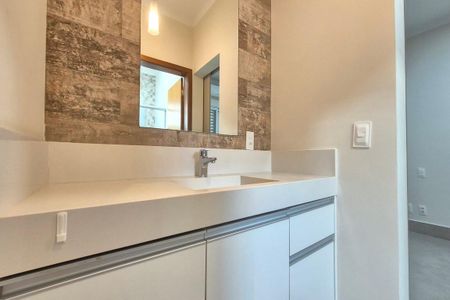 Casa de condomínio à venda com 216m², 4 quartos e 4 vagasLavabo da Suíte 