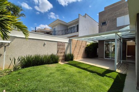 Casa de condomínio à venda com 216m², 4 quartos e 4 vagasQuintal 