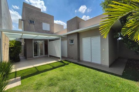 Casa de condomínio à venda com 216m², 4 quartos e 4 vagasQuintal 