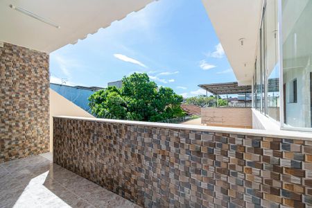 Casa à venda com 252m², 5 quartos e 3 vagas Casa à venda com 252m², 5 quartos e 3 vagasCasa 3 - Varanda da entrada