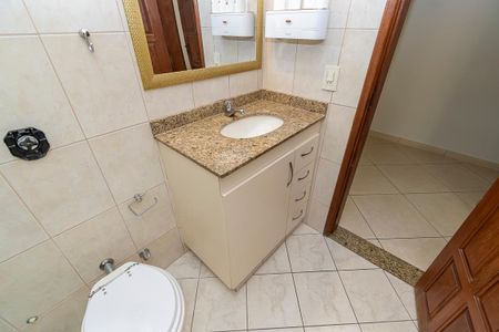 Casa à venda com 252m², 5 quartos e 3 vagas Casa à venda com 252m², 5 quartos e 3 vagasCasa 1 - Banheiro Social