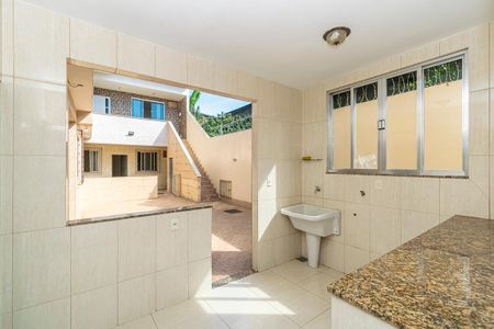Casa à venda com 252m², 5 quartos e 3 vagas Casa à venda com 252m², 5 quartos e 3 vagasCasa 1 - Área de serviço