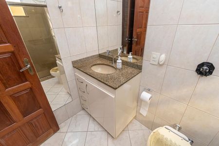 Casa à venda com 252m², 5 quartos e 3 vagas Casa à venda com 252m², 5 quartos e 3 vagasCasa 1 - Banheiro da Suíte