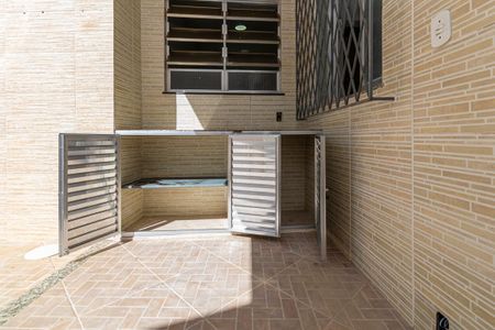 Casa à venda com 252m², 5 quartos e 3 vagas Casa à venda com 252m², 5 quartos e 3 vagasCasa 2 - Varanda e Área de serviço