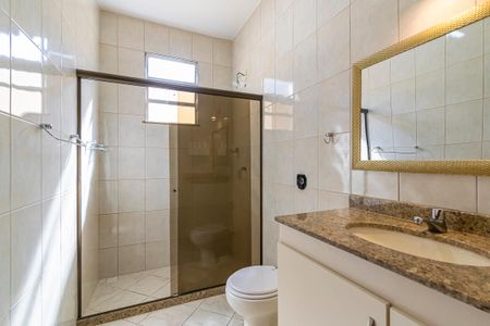 Casa à venda com 252m², 5 quartos e 3 vagas Casa à venda com 252m², 5 quartos e 3 vagasCasa 1 - Banheiro Social