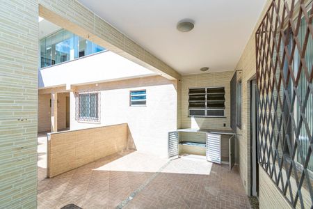 Casa à venda com 252m², 5 quartos e 3 vagas Casa à venda com 252m², 5 quartos e 3 vagasCasa 2 - Varanda e Área de serviço