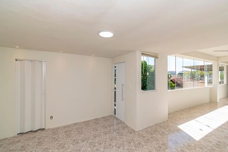 Casa à venda com 252m², 5 quartos e 3 vagas Casa à venda com 252m², 5 quartos e 3 vagasCasa 3 - Sala
