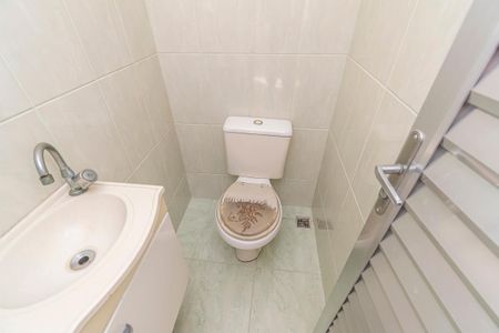 Casa à venda com 252m², 5 quartos e 3 vagas Casa à venda com 252m², 5 quartos e 3 vagasCasa 1 - Banheiro de serviço