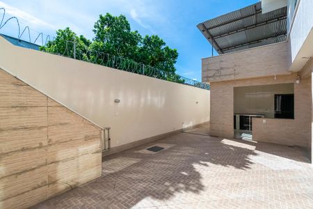 Casa à venda com 252m², 5 quartos e 3 vagas Casa à venda com 252m², 5 quartos e 3 vagasÁrea comum - Quintal