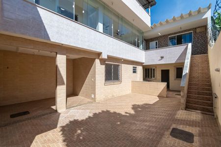 Casa à venda com 252m², 5 quartos e 3 vagas Casa à venda com 252m², 5 quartos e 3 vagasÁrea comum - Quintal