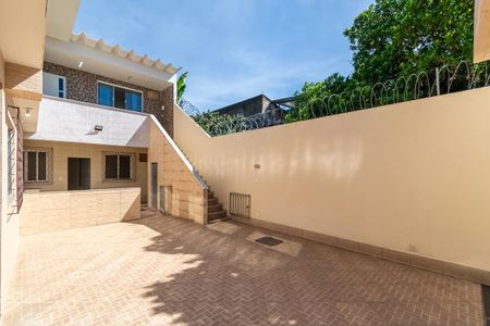 Casa à venda com 252m², 5 quartos e 3 vagas Casa à venda com 252m², 5 quartos e 3 vagasÁrea comum - Quintal