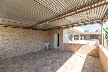Casa à venda com 252m², 5 quartos e 3 vagas Casa à venda com 252m², 5 quartos e 3 vagasCasa 3 - Varanda e Área de serviço