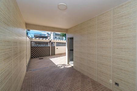 Casa à venda com 252m², 5 quartos e 3 vagas Casa à venda com 252m², 5 quartos e 3 vagasÁrea comum - Varanda e Garagem