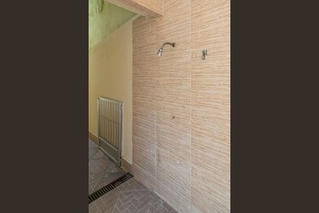 Casa à venda com 252m², 5 quartos e 3 vagas Casa à venda com 252m², 5 quartos e 3 vagasÁrea comum - Quintal