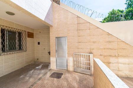 Casa à venda com 252m², 5 quartos e 3 vagas Casa à venda com 252m², 5 quartos e 3 vagasCasa 2 - Varanda e Área de serviço