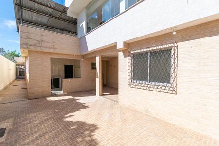 Casa à venda com 252m², 5 quartos e 3 vagas Casa à venda com 252m², 5 quartos e 3 vagasÁrea comum - Quintal