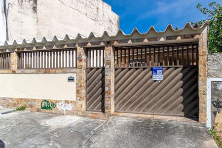 Casa à venda com 252m², 5 quartos e 3 vagas Casa à venda com 252m², 5 quartos e 3 vagasFachada