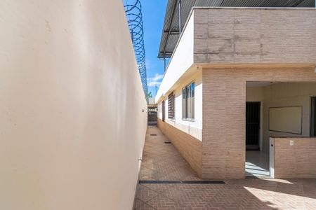 Casa à venda com 252m², 5 quartos e 3 vagas Casa à venda com 252m², 5 quartos e 3 vagasÁrea comum - Quintal - Acesso lateral