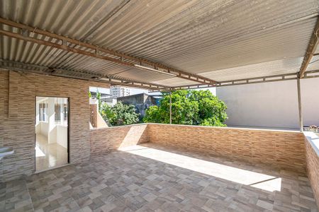 Casa à venda com 252m², 5 quartos e 3 vagas Casa à venda com 252m², 5 quartos e 3 vagasCasa 3 - Varanda e Área de serviço
