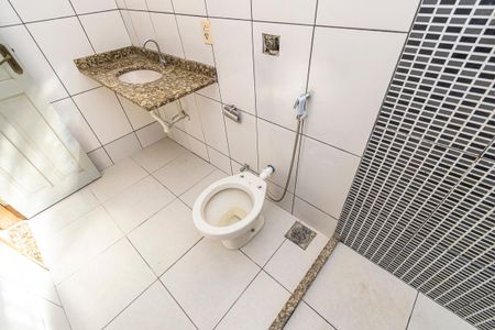Casa à venda com 252m², 5 quartos e 3 vagas Casa à venda com 252m², 5 quartos e 3 vagasCasa 2 - Banheiro