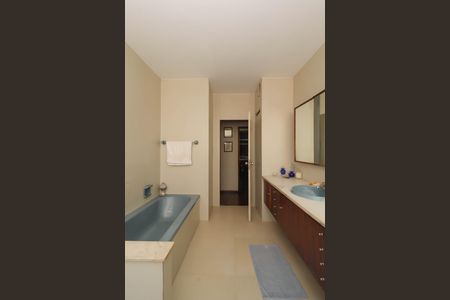 Apartamento para alugar com 310m², 4 quartos e 2 vagasBanheiro