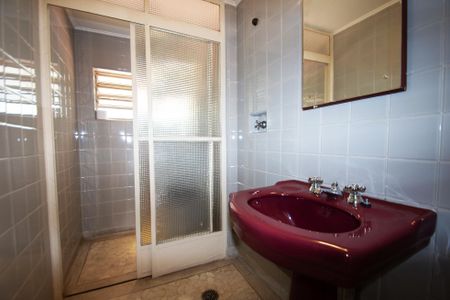 lavabo sala 2 superior de casa à venda com 3 quartos, 611m² em Alto de Pinheiros, São Paulo