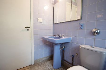 Casa à venda com 611m², 3 quartos e 5 vagasbanheiro corredor