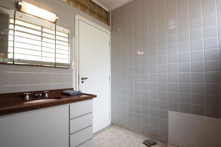 Casa à venda com 611m², 3 quartos e 5 vagasbanheiro quarto 3