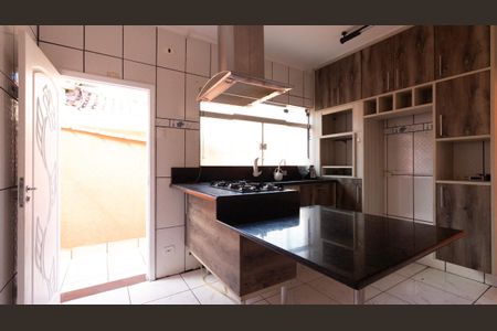 Casa à venda com 125m², 3 quartos e 3 vagas Casa à venda com 125m², 3 quartos e 3 vagasCozinha