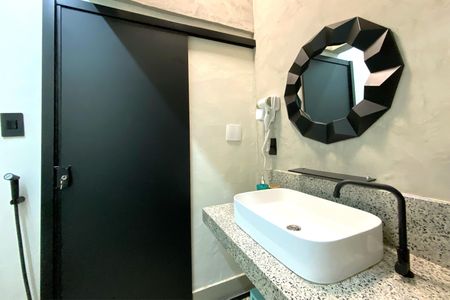 Banheiro de kitnet/studio para alugar com 1 quarto, 26m² em Funcionários, Belo Horizonte