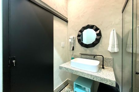 Banheiro de kitnet/studio para alugar com 1 quarto, 26m² em Funcionários, Belo Horizonte