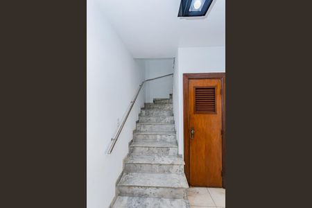 Escada de casa para alugar com 5 quartos, 300m² em Parque Sao Domingos, São Paulo