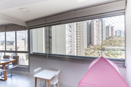 Apartamento à venda com 69m², 2 quartos e 2 vagasVaranda da sala 