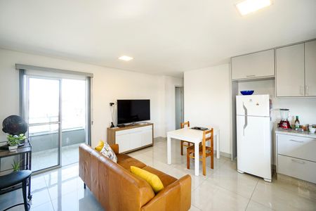 Sala e cozinha de apartamento à venda com 2 quartos, 56m² em Vila Carrão, São Paulo