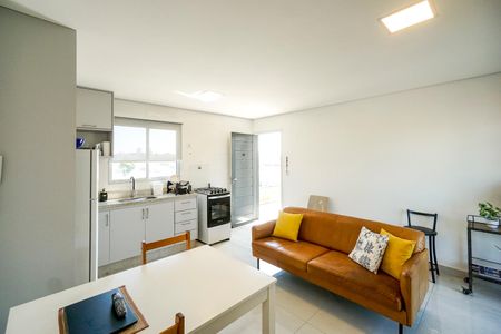 Sala e cozinha de apartamento à venda com 2 quartos, 56m² em Vila Carrão, São Paulo