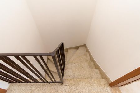 Casa à venda com 95m², 2 quartos e 2 vagasEscada